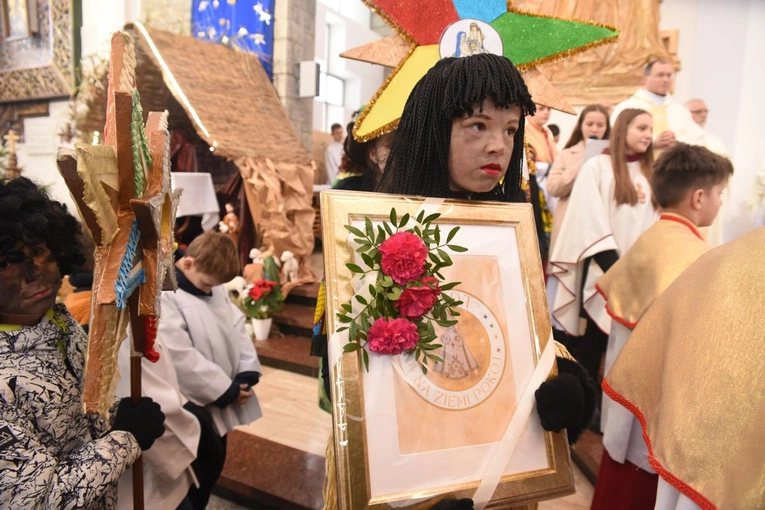 Kolędnicy misyjni w Męcinie