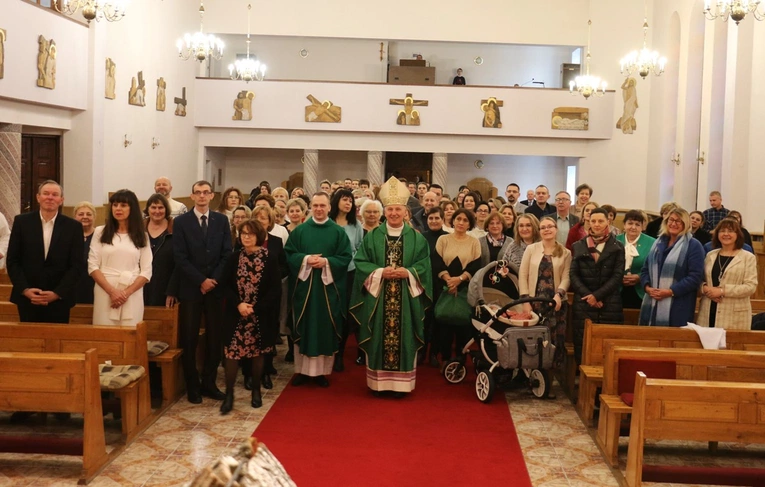 Uczestnicy spotkania z bp. Markiem Solarczykiem w kaplicy seminaryjnej.