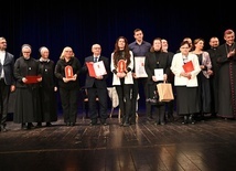 Laureaci i nominowani do tegorocznej Nagrody św. Maksymiliana z bp. Romanem Pindlem.
