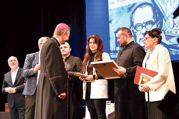 Ewa Urbańczyk odbiera statuetkę w imieniu cioci Jolanty Zapały.