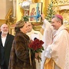 Moderatorzy diecezjalni podarowali pasterzowi diecezji ikonę Świętej Rodziny.