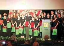 Laureaci na scenie wraz z burmistrzem miasta. 
