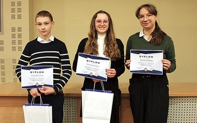 Laureaci (od lewej): Franciszek Siwiec (II miejsce), Weronika Anczok (I miejsce) i Zuzanna Krawiec (II miejsce).