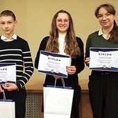 Laureaci (od lewej): Franciszek Siwiec (II miejsce), Weronika Anczok (I miejsce) i Zuzanna Krawiec (II miejsce).