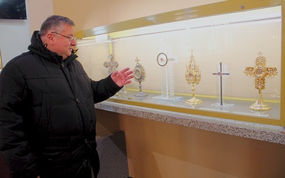 Ks. Adam Niedziela pokazuje relikwie patrona parafii, przywiezione z Pragi.