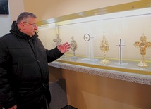 Ks. Adam Niedziela pokazuje relikwie patrona parafii, przywiezione z Pragi.
