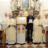 	Z rąk biskupów mężczyzna otrzymał odznaczenie za pracę dla Kościoła opolskiego.