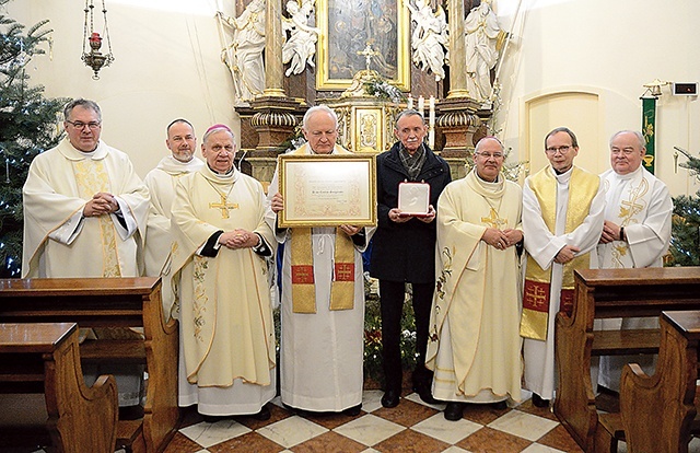 	Z rąk biskupów mężczyzna otrzymał odznaczenie za pracę dla Kościoła opolskiego.