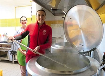 Nina Majewska (z prawej) i Julita Gizicka przygotowują i wydają posiłki w jadłodajni.