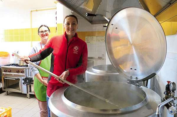 Nina Majewska (z prawej) i Julita Gizicka przygotowują i wydają posiłki w jadłodajni.