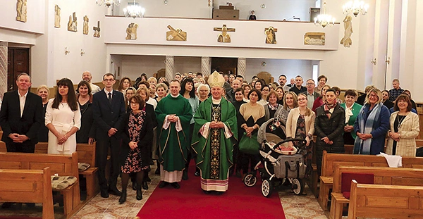 Uczestnicy z bp. Markiem Solarczykiem.