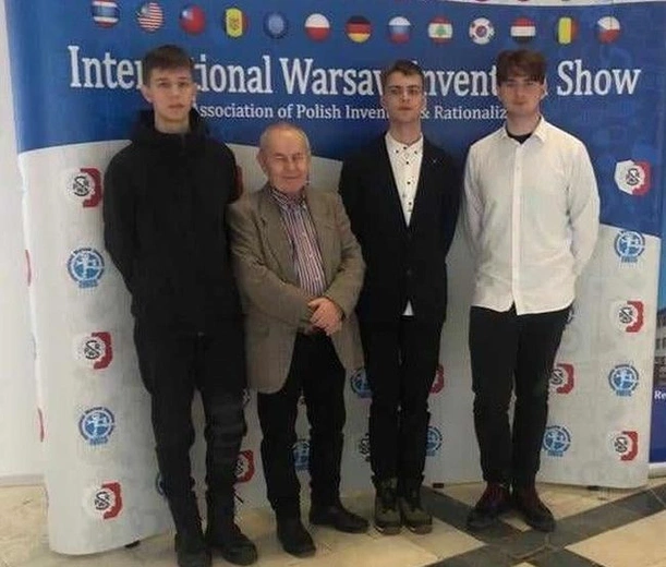 Brązowi medaliści z Niska ze swoim opiekunem.