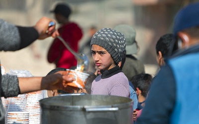 Organizacje charytatywne rozdzielają żywność w dotkniętej wojną i głodem Syrii.