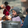 Organizacje charytatywne rozdzielają żywność w dotkniętej wojną i głodem Syrii.