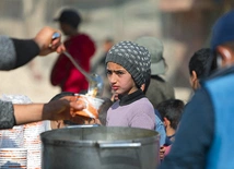 Organizacje charytatywne rozdzielają żywność w dotkniętej wojną i głodem Syrii.