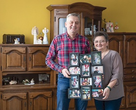 Bronisława i Marek Śpiewokowie z rodzinnymi zdjęciami.