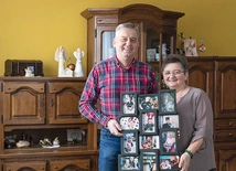 Bronisława i Marek Śpiewokowie z rodzinnymi zdjęciami.