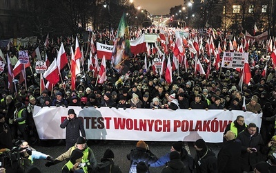 11 stycznia w Warszawie odbyła się wielka manifestacja przeciwników działań rządu pod hasłem „Protest wolnych Polaków”.