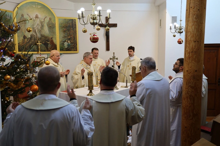 Eucharystia w kaplicy domu rekolekcyjnego.