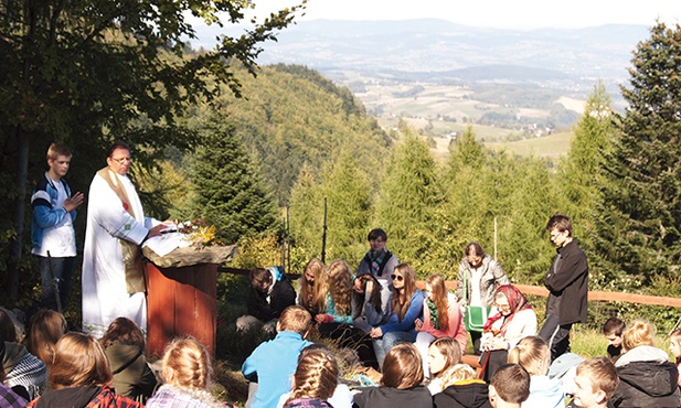 Podczas Rajdu św. Franciszka młodzi odkrywają piękno gór, którymi zachwycał się także ich szkolny patron