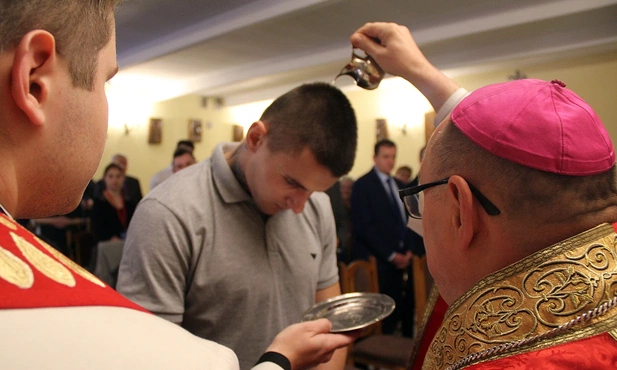 Został ochrzczony w więzieniu. "To żadne udawanie"