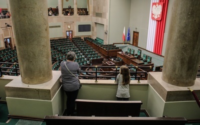 Dużo chętnych do odwiedzenia parlamentu w dniu otwartym z okazji Dnia Babci i Dnia Dziadka.