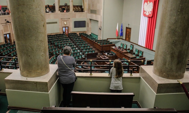 Dużo chętnych do odwiedzenia parlamentu w dniu otwartym z okazji Dnia Babci i Dnia Dziadka.