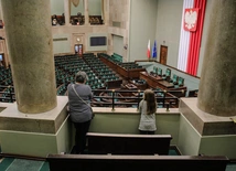 Dużo chętnych do odwiedzenia parlamentu w dniu otwartym z okazji Dnia Babci i Dnia Dziadka.