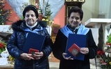 Jadwiga Świerczek (z lewej) i Helena Filip (z prawej) z medalami Rycerstwa Niepokalanej. 