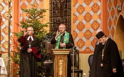 Po nabożeństwie bp Wiesław Szlachetka wraz z bp. Marcinem Hintzem udzielili wiernym błogosławieństwa.