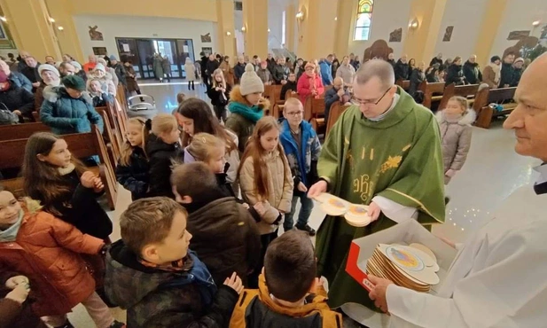 Każde dziecko otrzymało serduszko zawierające cytat z Pisma Świętego.