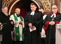 Od lewej: ks. Piotr Nikolski, ks. Jarosław Lipniak (organizator wydarzenia), ks. Paweł Meller, bp Waldemar Pytel podczas wspólnej modlitwy.