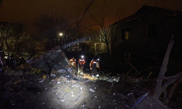 Zmasowany atak rakietowy na Kijów; w centrum słychać głośne eksplozje