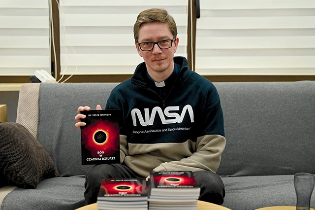 Autor ze swoją pachnącą jeszcze drukiem publikacją popularnonaukową.