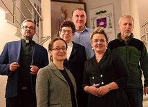 Odpowiedzialni za bielsko-żywieckie wspólnoty. Od lewej: ks. Piotr Hoffmann, Agnieszka Bieniek, Irena Olma, Piotr Kądzioła, Marta Stanowska i Piotr Czadankiewicz.