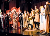 Aktorzy na scenie domu kultury „Kubiszówka”.