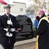 Arcybiskup poświęcił kamienne upamiętnienie opozycjonistów.