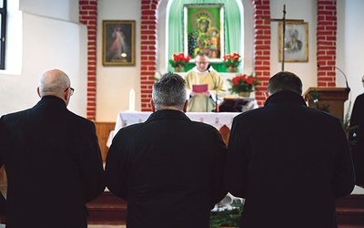 Na drogę oblacji wkroczyło trzech mężczyzn.