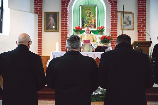 Na drogę oblacji wkroczyło trzech mężczyzn.