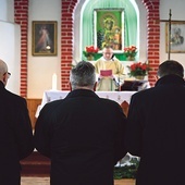 Na drogę oblacji wkroczyło trzech mężczyzn.