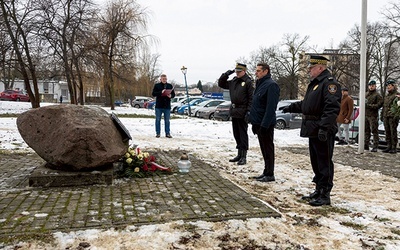 Wśród składających wiązanki byli przedstawiciele władz miasta, stowarzyszeń i Muzeum Historycznego Skierniewic.