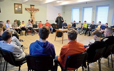 Podczas zajęć z ks. Łukaszem Florczykiem zaprzyjaźniali się z Biblią.