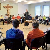 Podczas zajęć z ks. Łukaszem Florczykiem zaprzyjaźniali się z Biblią.