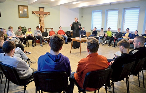 Podczas zajęć z ks. Łukaszem Florczykiem zaprzyjaźniali się z Biblią.