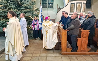 Biskup Pierskała wita się z pastorem Muszczyńskim.