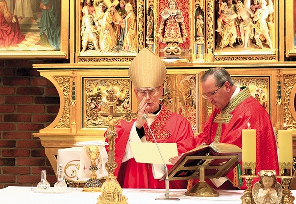 Abp Alfons Nossol pobłogosławił zgromadzonych. Obok ks. Albert Glaeser.