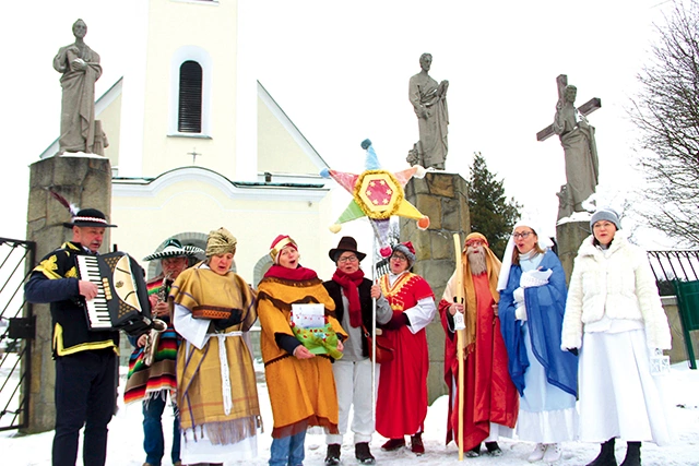 	Kolędnicy odwiedzają wiernych co roku.