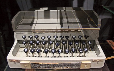 Egzemplarz w kształcie maszyny do pisania. Zamiast klasycznych klawiszy widzimy przyciski z literami, które po naciśnięciu wydobywają dźwięki.