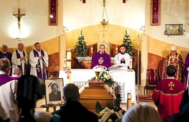 Uroczystości pogrzebowe odbywały się 17 i 18 stycznia. 