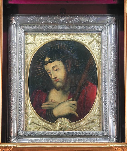 Słynący cudami wizerunek Jezusa Cierpiącego namalowany jest na płótnie przyklejonym do dębowej deski.